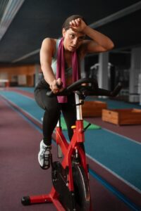 Leia mais sobre o artigo O desafio do fitness moderno: Cuidar do corpo sem adoecer a mente em 2025